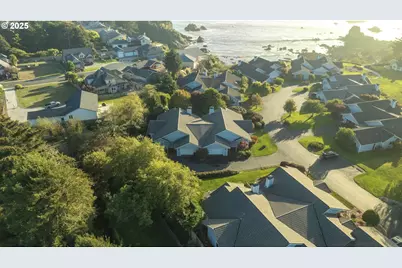 219 Schooner Bay Dr, Brookings, OR 97415 - Photo 1