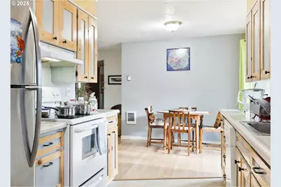 207 W D St, Springfield, OR 97477 - Photo 10