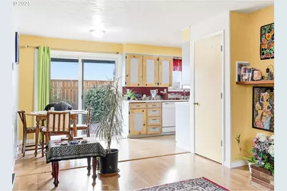 207 W D St, Springfield, OR 97477 - Photo 12