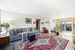 207 W D St, Springfield, OR 97477 - Photo 6