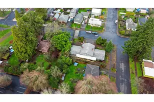 207 W D St, Springfield, OR 97477 - Photo 2