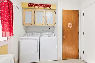 207 W D St, Springfield, OR 97477 - Photo 12