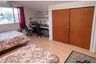 207 W D St, Springfield, OR 97477 - Photo 20