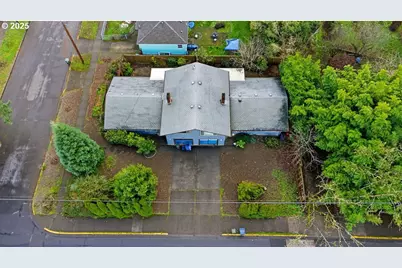 207 W D St, Springfield, OR 97477 - Photo 2
