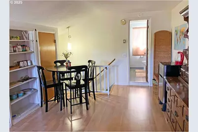 207 W D St, Springfield, OR 97477 - Photo 22