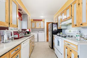 207 W D St, Springfield, OR 97477 - Photo 8