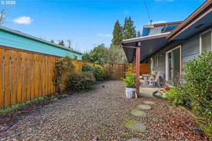 207 W D St, Springfield, OR 97477 - Photo 28