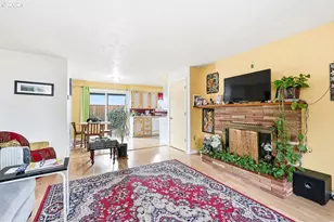 207 W D St, Springfield, OR 97477 - Photo 4