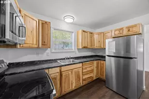 512 NW Cecil Ave, Roseburg, OR 97470 - Photo 8