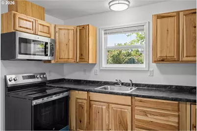 512 NW Cecil Ave, Roseburg, OR 97470 - Photo 10