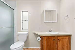 1400 Candlelight Dr, Eugene, OR 97402 - Photo 18