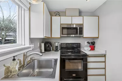 4970 S Landing Dr #304, Portland, OR 97239 - Photo 12