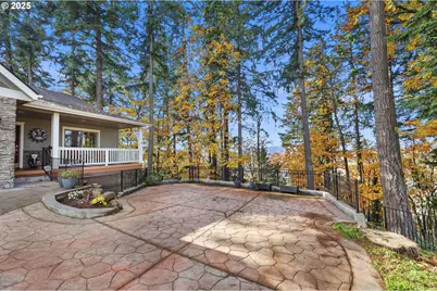 766 S 47th Pl, Springfield, OR 97478 - Photo 2