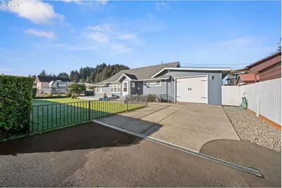 815 Broadway Ave, Winchester Bay, OR 97467 - Photo 8