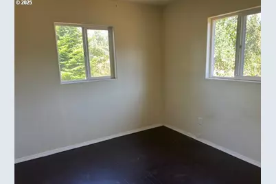596 E 7th St, Coquille, OR 97423 - Photo 12