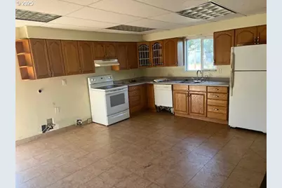 596 E 7th St, Coquille, OR 97423 - Photo 8