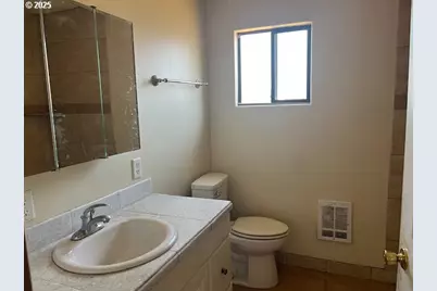 596 E 7th St, Coquille, OR 97423 - Photo 10