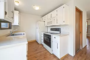 7945 SW Fanno Creek Dr, Portland, OR 97224 - Photo 6