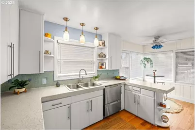 1805 NE Saratoga St, Portland, OR 97211 - Photo 6