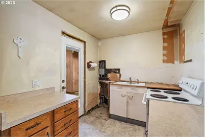 9011 NE Tillamook St, Portland, OR 97220 - Photo 16