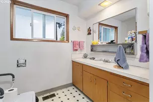 205 NE 160th Ave, Portland, OR 97230 - Photo 20