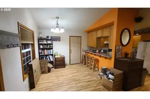 504 Wall St, Silverton, OR 97381 - Photo 6