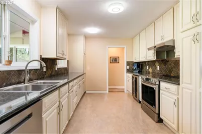 7422 SW 37th Ave, Portland, OR 97219 - Photo 6