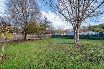 1551 NE Morris St, Roseburg, OR 97470 - Photo 4