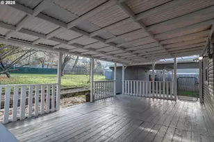 1551 NE Morris St, Roseburg, OR 97470 - Photo 8