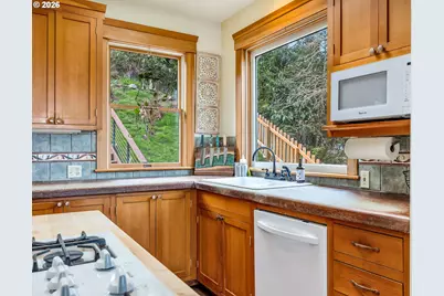 409 2nd St, Astoria, OR 97103 - Photo 8