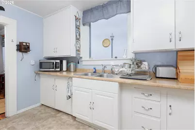 825 NW 1st St, Newport, OR 97365 - Photo 10