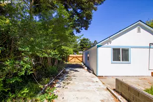1860 30th St, Florence, OR 97439 - Photo 6