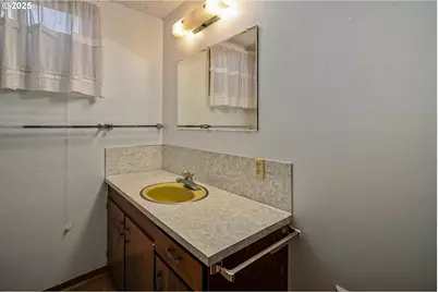 3295 Camellia Dr S, Salem, OR 97302 - Photo 32