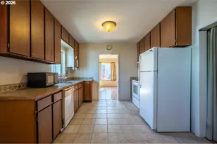 2988 Sheridan Ave, North Bend, OR 97459 - Photo 8