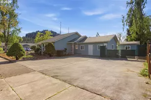 302 67th St, Springfield, OR 97478 - Photo 4