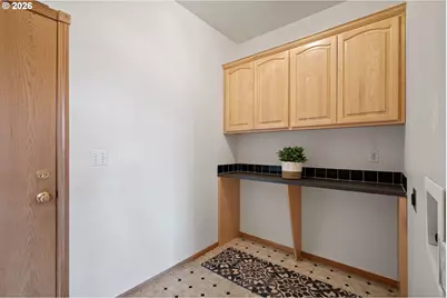 619 Driftwood Dr, Eugene, OR 97402 - Photo 28