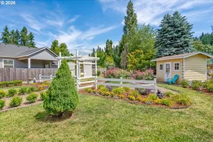 915 Madison St, Silverton, OR 97381 - Photo 40
