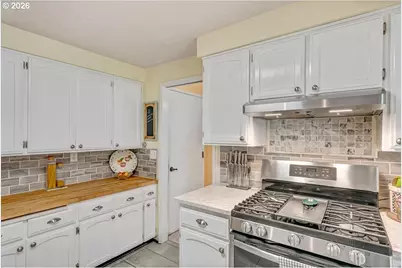 915 Madison St, Silverton, OR 97381 - Photo 16