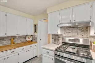 915 Madison St, Silverton, OR 97381 - Photo 16