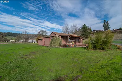 168 Breezy Ln, Roseburg, OR 97470 - Photo 4