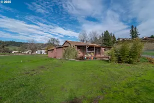 168 Breezy Ln, Roseburg, OR 97470 - Photo 4
