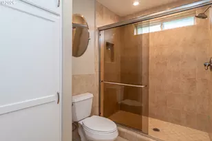 1044 NW Kring St, Roseburg, OR 97471 - Photo 18
