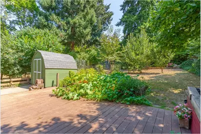 880 NE Thompson Ave, Salem, OR 97301 - Photo 8