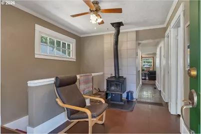 880 NE Thompson Ave, Salem, OR 97301 - Photo 16