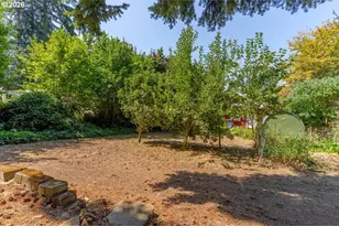 880 NE Thompson Ave, Salem, OR 97301 - Photo 12
