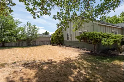 108 NW Dogwood Ave, Redmond, OR 97756 - Photo 2