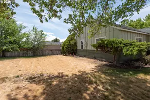 108 NW Dogwood Ave, Redmond, OR 97756 - Photo 2
