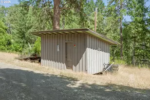 895 Mulberry Ln, Roseburg, OR 97471 - Photo 16