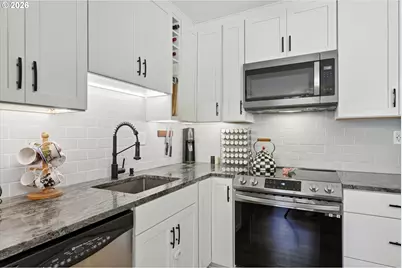 2021 SW Main St #41, Portland, OR 97205 - Photo 12