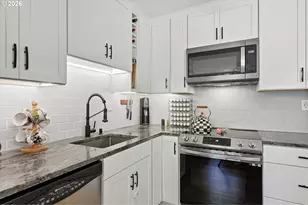 2021 SW Main St, Portland, OR 97205 - Photo 12
